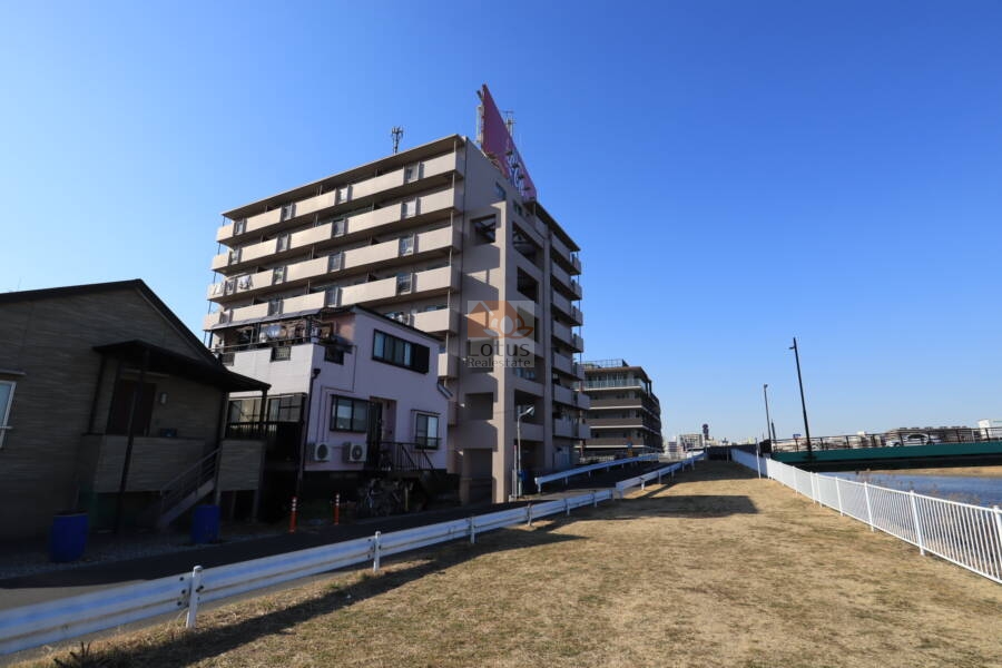 亀有リバーサイドダイヤモンドパレス外観1｜近くには中川が流れており春には桜が美しく咲くロケーションです。