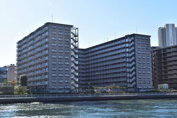 トーア辰巳マンション外観３｜トーア辰巳マンション北側は運河に面したロケーションです。建物はコの字型をした大規模マンションです。