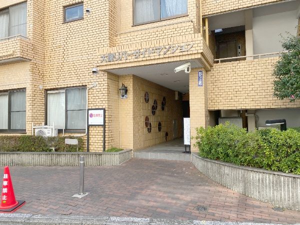 大捷リバーサイドマンション外観２｜エントランスには防犯カメラが設置されています。