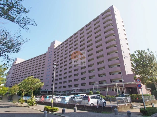 緩やかにカーブを描く高島平第一住宅の外観は、総戸数435戸規模ならではの横の広がりがあり、圧迫感よりもゆとりを感じさせる佇まいです。都営三田線「高島平」駅から徒歩5分前後という距離感も相まって、日常の動線が短く、移動の負担が軽く済みます。日中は外壁にやわらかい光が当たり、団地型住宅らしい落ち着いたスケール感が、静かな安心感をつくっています。