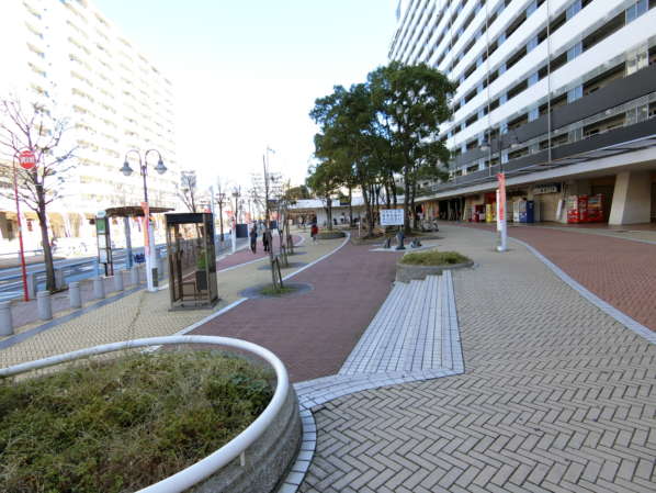コンドミニアム葛西アプローチ1｜小島２丁目団地にも商店の出典があります。人通りが多いです。