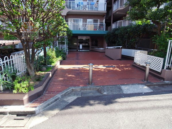 上池袋グリーンハイツエントランス３｜エントランスアプローチは奥行きがあります。