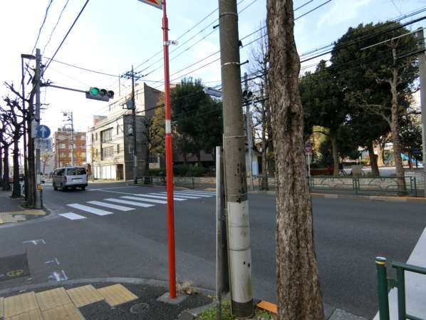 中野南台第１ローヤルコーポアプローチ2｜花工場を過ぎると出会う公園前を左折します。