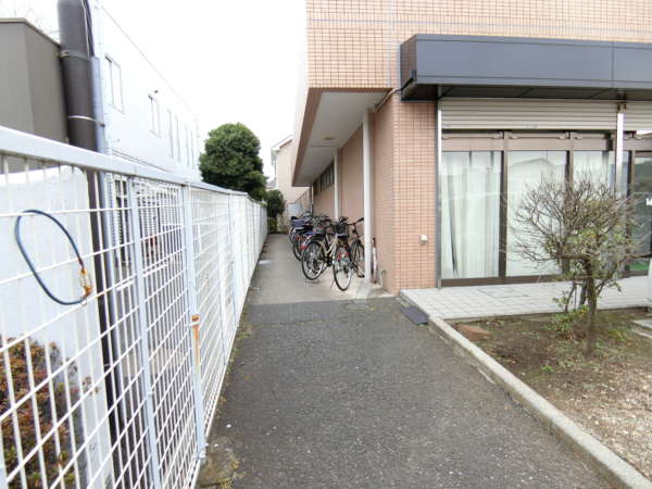 アーベイン赤塚外観共用部1｜自転車置き場の様子です。