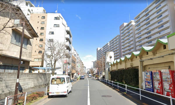 プチモンド新宿アプローチ5｜路地を左折すると団地に面した道に出ます。裏通りですがこの通りも賑わいがある通りです。