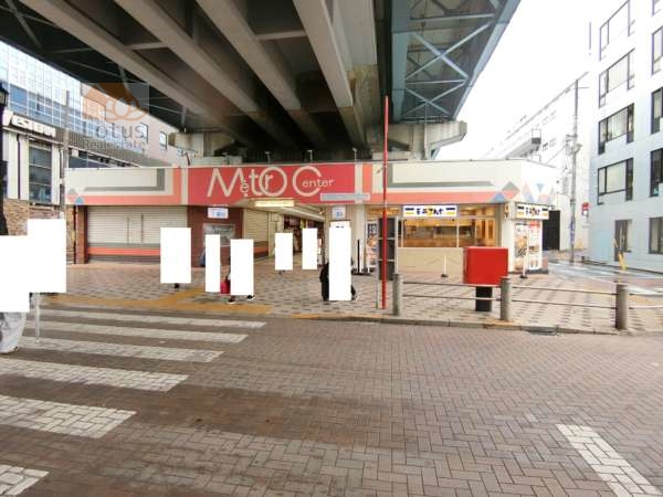中葛西スカイハイツアプローチ3｜中葛西スカイハイツの最寄り駅は西葛西駅ですが、駅線路のガード下は結構にぎわいのあるモールになっています。