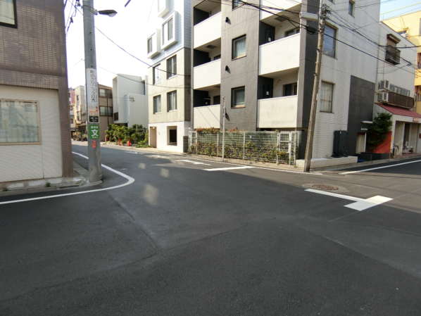 グランシティ目白台アプローチ9｜神田川を渡るとこのあたりの街路は住宅街です。