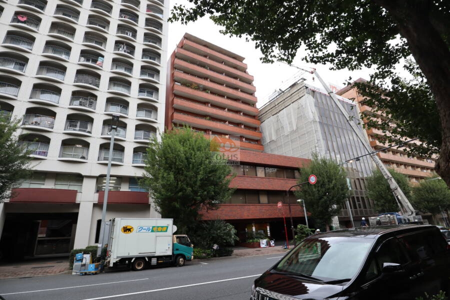 ハイネスロフティ外観1｜ハイネスロフティは、新宿中央公園前の十二社通りに面したマンションです。