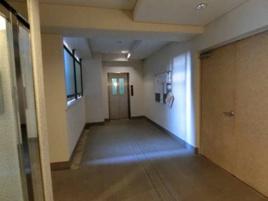 ディアコート元浅草外観共用部9｜エントランス内部はこじんまりとしていますが、きれいに清掃されています。荒れた様子がない落ち着いたマンションです。