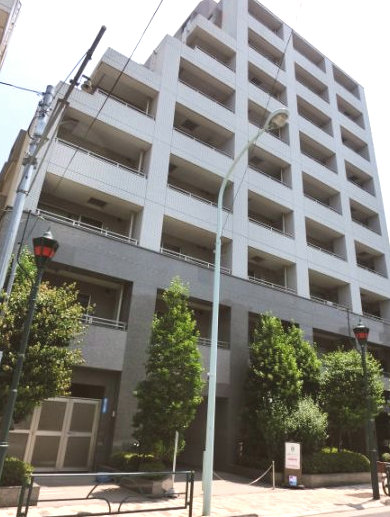 ダイナシティ文京根津｜ダイナシティ文京根津は平成１６年築の１０階建てです。根津駅から直線で徒歩2分と、通勤通学には便利です。外観は下部がグレー、上部は白のタイル張りでスタイリッシュな印象を与えます。