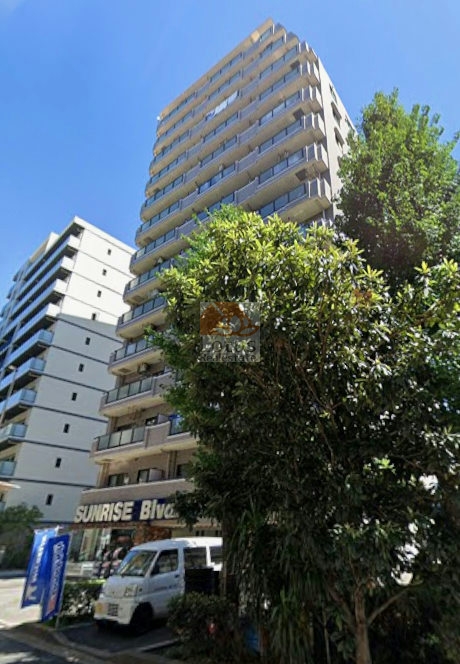 山手通り沿いに立つ14階建の外観です。「下板橋駅」「板橋区役所前駅」「大山駅」が徒歩圏内で、池袋方面へはバス停「金井窪」徒歩2分という動きやすさがあります。高層フロアまで伸びる縦ラインが印象的で、通りを抜ける風が少しだけ軽く感じられる立地です。NICEアーバン池袋山手通りは、平成5年築、14階建てのマンションです。