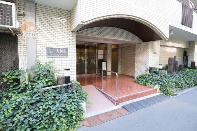 亀戸天神前スカイマンションエントランス1｜エントランスです。スロープも設置してあります。