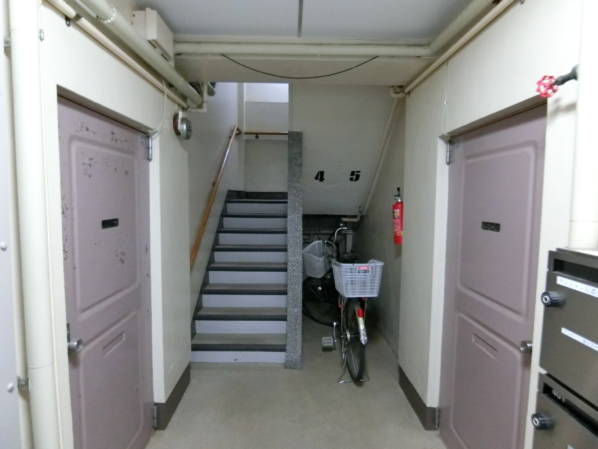 古い味わいを伝えてくれます。「アジアの大都市の都会の片隅」といった趣です。