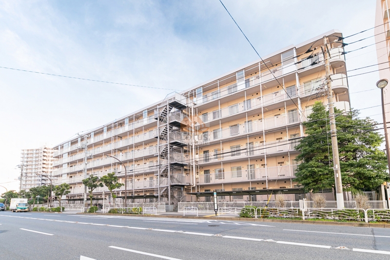 総戸数466戸の大規模マンションらしく、横に伸びる外観が印象に残ります。通りに面していても圧迫感は強くなく、建物と歩道の距離が保たれているため、車の音がほどよく遠くに感じられます。耐震基準に適合した構造で、長く使われてきた建物ならではの落ち着きが外観からも伝わってきます。