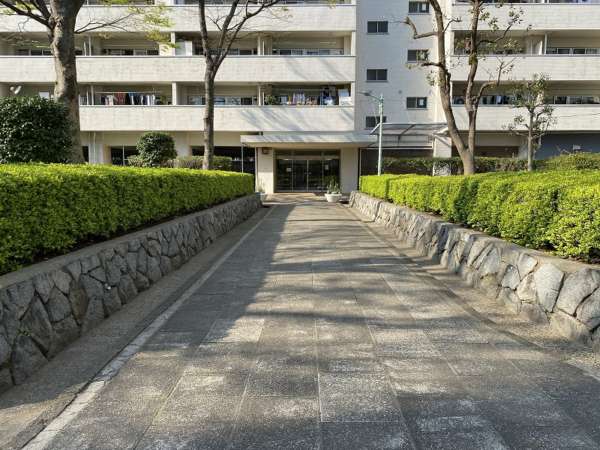 亀戸二丁目団地エントランス１｜９号棟外観エントランスアプローチです。