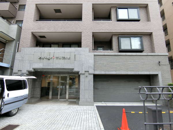 ぺイサージュ音羽壱番館外観共用部3｜表通りからは奥まっていますが、見通し自体は良好です。