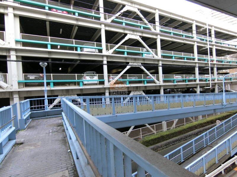 サンシティ 大型駐車場｜幹線道路側に配置された自走式駐車場です。