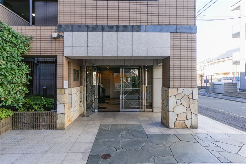 マイキャッスル北綾瀬エントランス１｜周辺は閑静な住宅街に立地します。