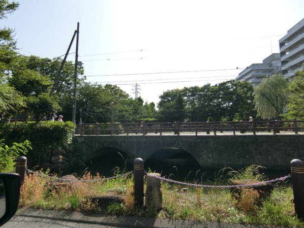 途中では「東和親水公園」の脇も通ります。 ここまで来ると、サンヴェール亀有も近くです。この日も天気が良かったので、勤め人、親子、お年寄りなどいろんな方々がくつろいでしました。