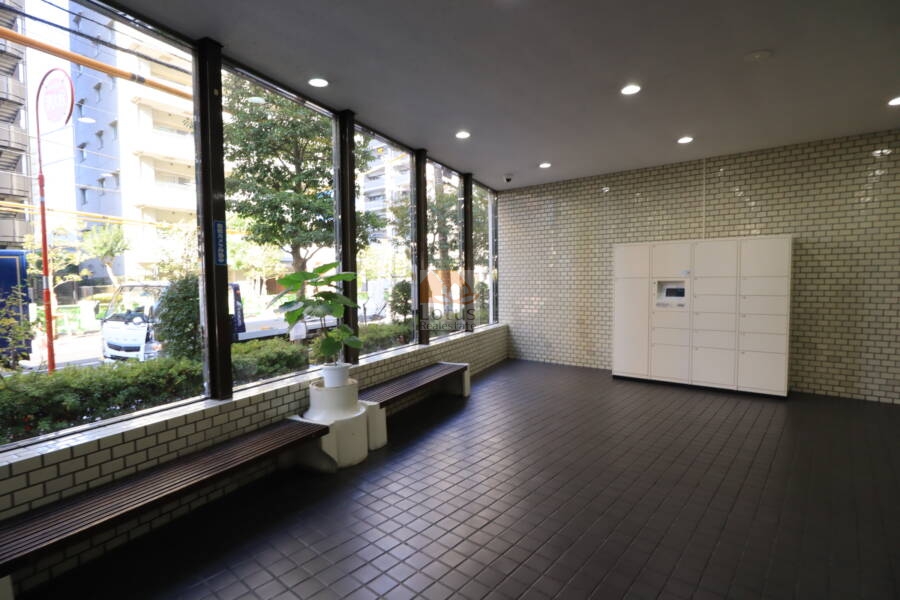 コンテ西葛西共用部2｜宅配ボックスも設置されています。