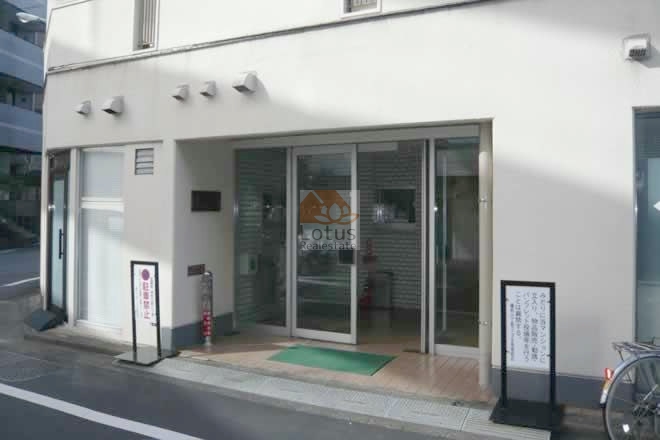 藤和八丁堀コープ２外観 (4)｜シンプルで機能的なエントランス。ある意味無駄のない設計ともいえますね。表に面しているので日々の暮らしに使い勝手が良いです。