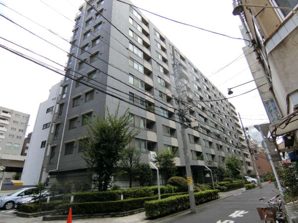 コスモ上野パークサイドシティ外観共用部2｜周辺はビル、マンションなどが並ぶ一角です。