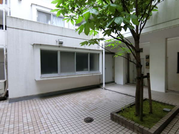 ハイツ面影橋外観共用部1｜棟内のパティオには集会室が設置されています。