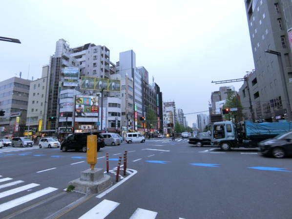 マンション信濃苑の最寄駅の一つ、四谷三丁目の駅前の様子です。都心の交差点といった感じです。写真では見えづらいですが、交差点のところに丸正の総本店もあります。