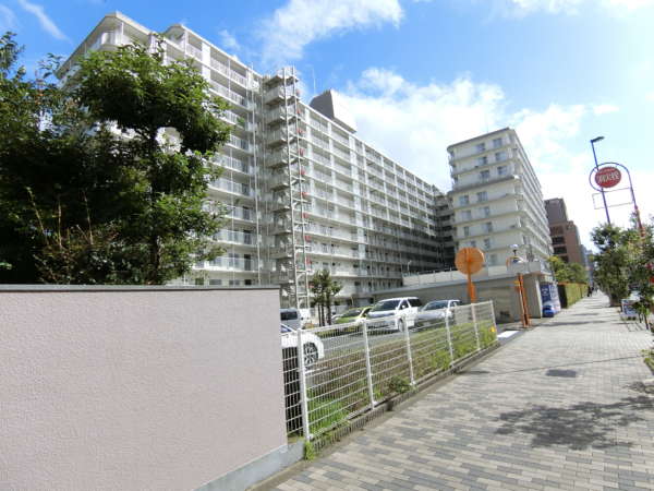 東大島ハイライズアプローチ10｜東大島ハイライズは11階建ての大規模マンションです。近隣には東砂小学校、スーパーライフ東砂店などあり生活環境は良好です。