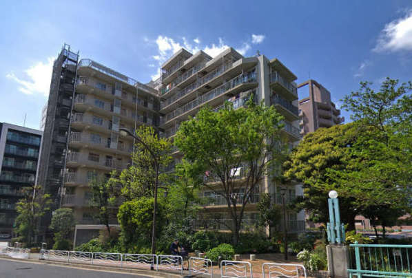 東陽町公園ハイツ壱番館外観１｜葛西橋通り沿いにあり、北側は仙台堀川親水公園に面しています。