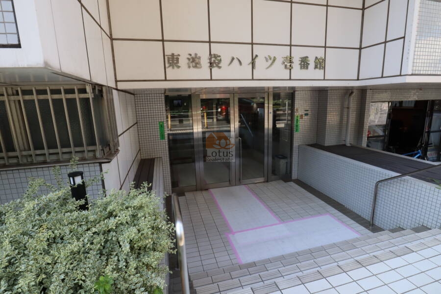 東池袋ハイツ１番館エントランス　都心に佇むマンションのエントランス｜壱号館エントランスです。都心に佇むマンションのエントランスです。