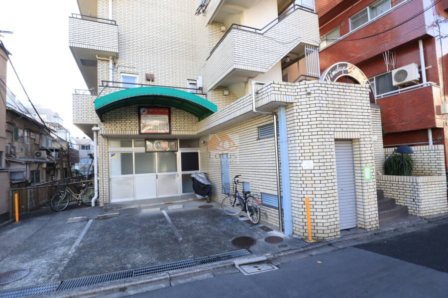 ヒマラヤンハイツ共用部2｜エントランス脇には駐車スペースもありました。