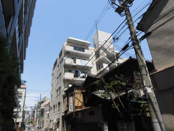 ＧＳハイム浅草外観・共用部3｜建物の南は低層の住宅地・商業地ですので、３階以上が抜ける感じですね。