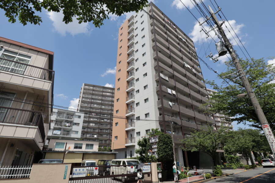 ダイナシティ東京リバーゲートセレッソタワー外観｜「ダイナシティ東京リバーゲート」は「リベラタワー」「セレッソタワー」の2棟からなる大規模ツインレジデンスです。写真はセレッソタワー、道路側の建物です。
