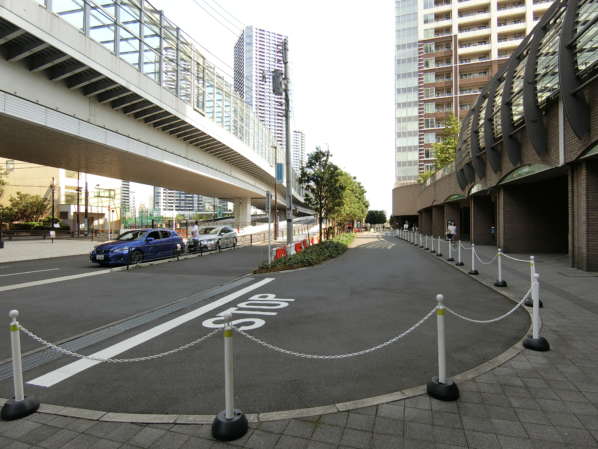 晴海テラスアプローチ4｜東京タワーズの横を通ります。このまままっすぐ進めば「黎明大橋」を渡って晴海テラスに近づくことができますが、今回は別のルートを通ります。