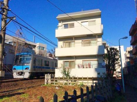 セレニティ参宮橋外観｜西側に小田急小田原線がおだやかに走っています。