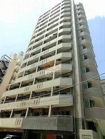 日神デュオステージ池袋は平成２４年築、１５階建てのマンションです。ブラウン系タイルを基調にしたスタイリッシュなフォルムで、都市型レジデンスらしい印象を与えてくれます。池袋駅から徒歩3分の便利なロケーションで、仕事帰りの夜道も明るく安心です。