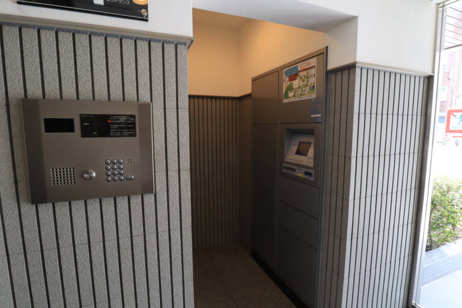 ダイアパレス本所共用部2｜宅配ボックスもあります。