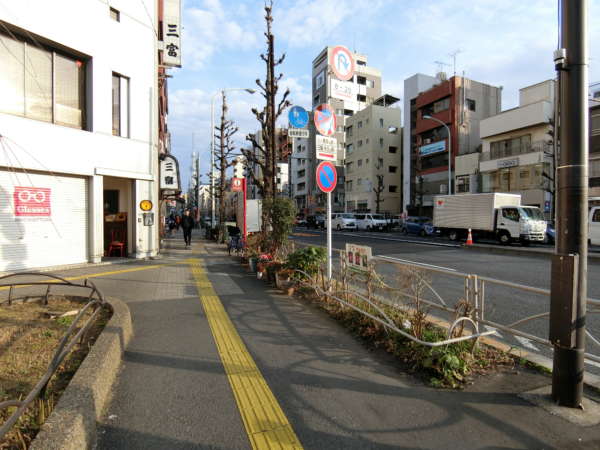 入谷松が谷マンションアプローチ2｜駅前は日光街道と言問通りの交差点となっていて、非常に賑やかです。