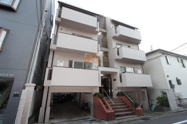 外観は5階建の低層レジデンスで、大通りから離れた閑静な住宅街に建ち、周囲との距離感が近すぎないため落ち着いた印象です。直下に駐車・駐輪スペースを確保しつつ、バルコニーの配置にリズムがあり、ペット飼育可の物件として散歩帰りにも使いやすい動線といえます。ルラール駒込は、昭和49年築、5階建てのマンションです。