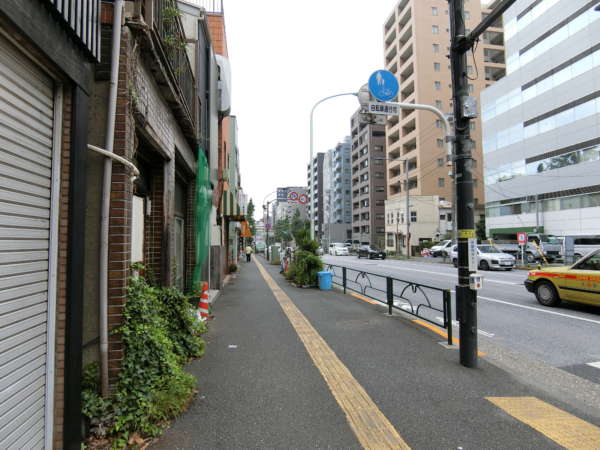 ハセガワハイツアプローチ4｜大塚方面にむかって、駅から西に進みます。少し上がっていく感じです。