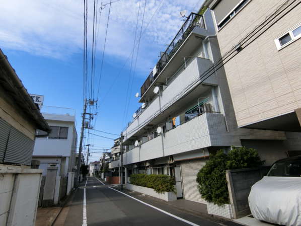 キャッスルマンション千早町外観共用部1｜こちらの画像なら、周辺の建物がさおど高くないことを把握していただけると思います。日当たり等は良好です。