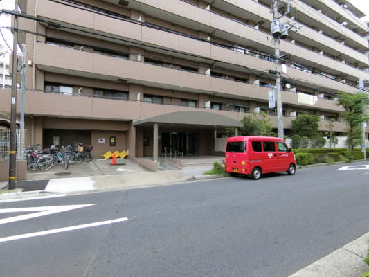 ファミール亀有壱番館外観共用部5｜亀有駅からは一直線のロケーションです。商店街を抜けてすぐのところにあるので、意外と遠い印象がありません。