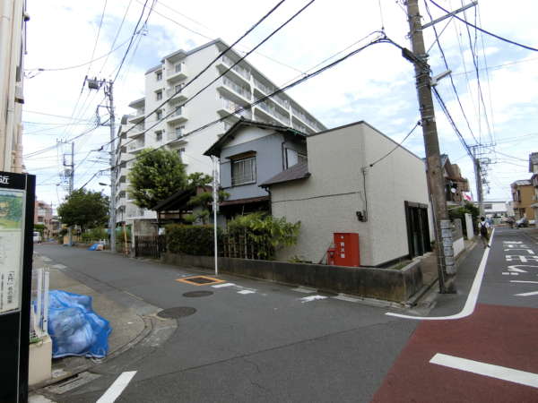 日商岩井竹の塚マンションアプローチ12｜道なりに歩いていきますと、日商岩井竹の塚マンションが出てきます。左に歩くと売らエントランスがあります。表エントランスは大通り側が近いと思います。