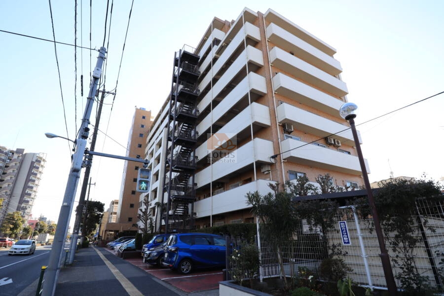 青戸第２ローヤルコーポ外観2｜建物の東側は環七通りに面しています。