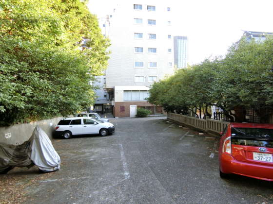 春日タウンホーム外観共用部1｜神社の境内地がマンションの敷地となっています>