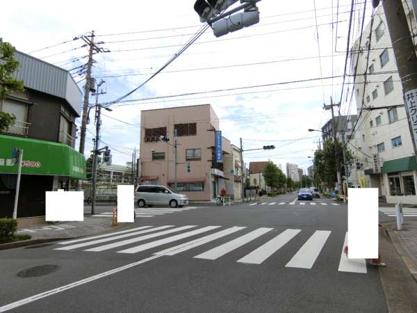 日商岩井竹の塚マンションアプローチ9｜すぐ、足立成和信用金庫・サイゼリアの近くの交差点に出てきます。これを渡って左です。