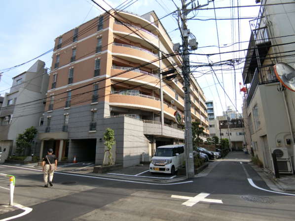グランシティ目白台外観共用部3｜静かな住宅エリアの一角にあります。