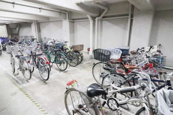 入谷松が谷マンション共用部２｜駐車場の様子です。