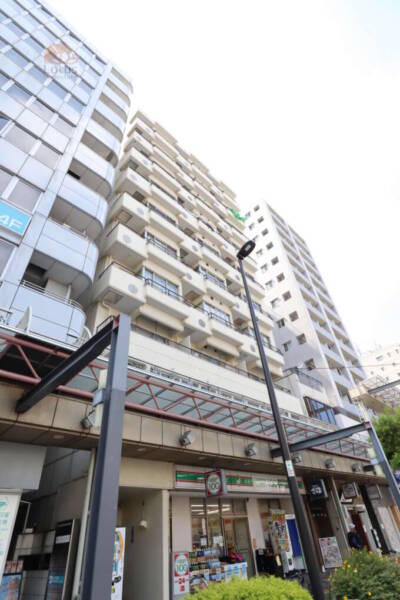 ライオンズマンション亀戸外観2｜ライオンズマンション亀戸は、「亀戸十三間通り商店街」のアーケードに面しており、賑やかで活気溢れる環境を楽しむことができます。